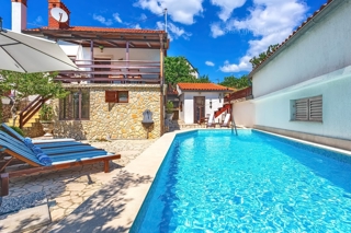 Vrbnik, hiša z dvema dvoetažnima apartmajema in bazenom!