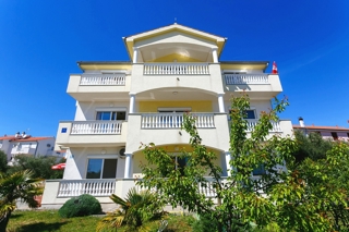 Krk, apartmajska hiša z 7 stanovanjskimi enotami blizu morja!