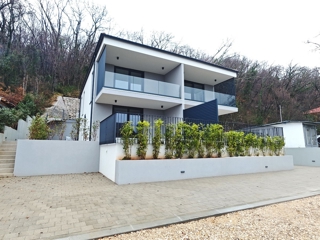 Omišalj, prodaja, čudovit apartma v prvem nadstropju z vrtom, blizu morja!