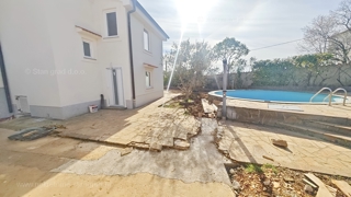 Krk, apartma v 1. nadstropju novogradnje z bazenom!