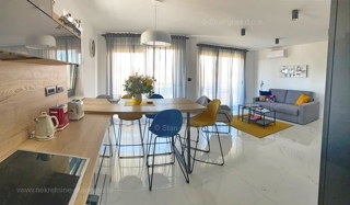 Punat, pritlični apartma z vrtom, bazenom in pogledom na morje!