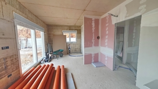 Krk, pritlični apartma v novogradnji blizu morja!