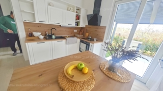 Krk, dvoetažni apartma z vrtom in pogledom na morje!
