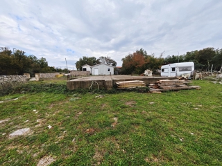 Okolica Krka, gradbeno zemljišče z gradbenim dovoljenjem na mirni lokaciji!