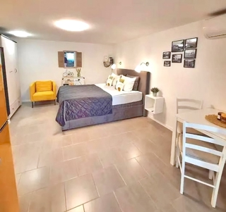 Krk, garsonjera v pritličju z vrtom!