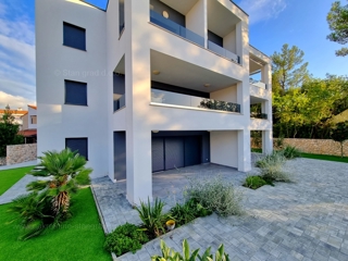 Otok Krk, Malinska, prodaja apartma v pritličju s prostornim vrtom, 100 m od morja!