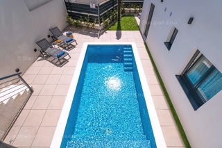 Otok Krk, mesto Krk, luksuzen dvoetažni apartma z bazenom in savno, pogled na morje!
