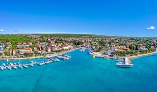 Okolica Malinska, propadajoča hiša na prostornem kmetijskem zemljišču!