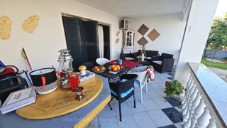 Malinska, apartma v pritličju z vrtom in garažo, blizu morja!