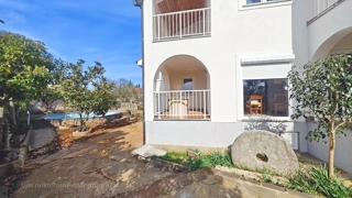 Območje Krka, pritlični apartma s skupnim bazenom in vrtom!