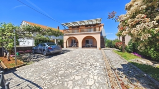 Malinska, okolica, samostojna hiša z 2 apartmajema na mirni lokaciji!