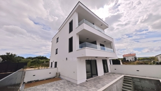 Malinska, prodaja, moderni apartmaji z bazenom in pogledom na morje!