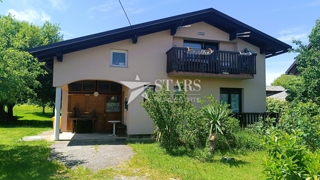 Oštarije - Hiša velikosti 85 m2 z vrtom in sadovnjakom