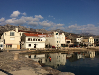 Obnovljena kamnita hiša v starem mestnem jedru Karlobaga – blizu morja