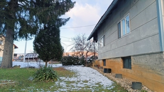 Josipdol - Oštarje, hiša z velikim vrtom