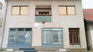 Plaški - Prostorna hiša s poslovnim prostorom