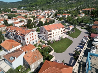 OTOK CRES, GRAD CRES – 2 spalnice + dnevna soba, tretje nadstropje, rhunska novogradnja v strogem centru, 50 m od morja