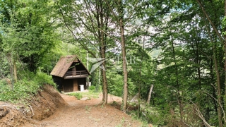 Ozalj - Čudovito kmetijsko zemljišče s pogledom na reko (8.483 m2)