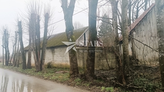 Plaški - Stavbno zemljišče 1005 m2 s staro kmetijo