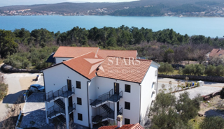 Otok Krk, Čižići, dvosobni apartma z dnevno sobo v novogradnji 