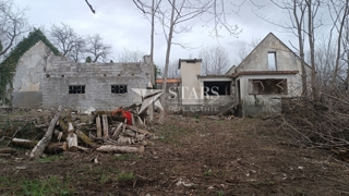 Plaški - Stavbno in kmetijsko zemljišče z ruševinami