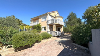 Mesto Krk samostojna hiša z dvema ločenima stanovanjem in pogledom na morje!