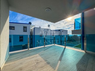 MODEREN STAN V SAMO 300 METRIH OD MORA (B2)