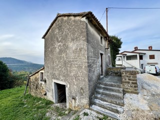 OKOLICA MOTOVUNA - SAMOSTOJEČA KAMNITA STAREŠČINA S POGLEDOM NA MOTOVUN IN GLAVNIM PROJEKTOM ZA OBNOVO