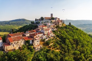 ZAZIDLJIVO ZEMLJIŠČE Z RAZGLEDOM NA MOTOVUN