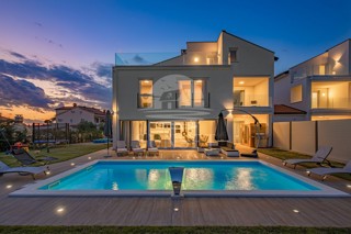 OKOLICA POREČA - MODERNA LUKSUZNA VILA S BAZENOM