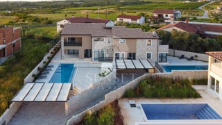 DUPLEX VILA S BAZENOM, 7 KM OD NOVIGRADA
