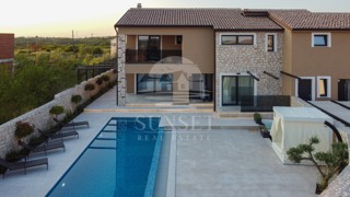 DUPLEX VILA S BAZENOM, 7 KM OD NOVIGRADA