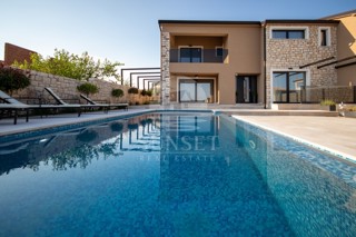 DUPLEX VILA S BAZENOM, 7 KM OD NOVIGRADA