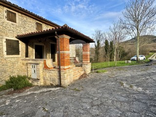 HIŠA S ČUDOVITIM POGLEDOM NA MOTOVUN IN OKOLIŠKE VINOGRADOVE