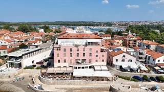 STANOVANJE NA ENI IZMED NAJBOLJ ATRAKTIVNIH LOKACIJ V NOVIGRADU, PRVA VRSTA DO MORJA