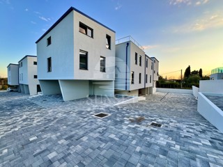 MODERNO STANOVANJE LE 300 METROV OD MORA (E4)