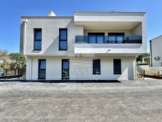 LUKSUZEN APARTMA NA 1. NADSTROPJU V OKOLICI UMAGA, 300 M OD MORA