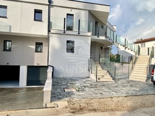 V OKOLICI UMAGA, NOVA GRADNJA! ČUDOVIT STAN V PRITLIČJU NA ODLIČNI LOKACIJI, LE 400 METROV OD MORJA