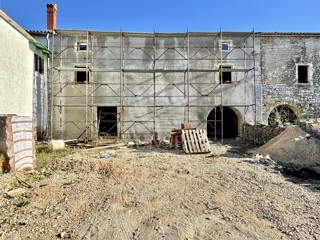 OKOLICA BUJ - AVTOHTONA KAMNITA HIŠA ZA ADAPTACIJO