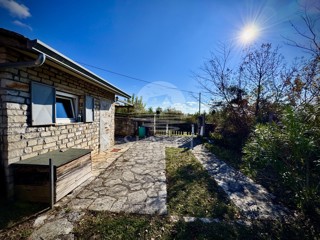 ČAROBNA VIKEND HIŠICA S POGLEDOM NA OPRTALJ – MIR, OLJKE IN ISTRSKI DUH