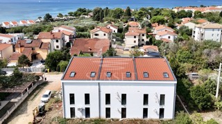 PROSTORNO DVOETAŽNO STANOVANJE S ČUDOVITIM POGLEDOM NA MORJE