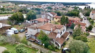 PROSTRANA NEPREMIČNINA Z VEČJIM ZEMLJIŠČEM, LE NEKOLIKO KORAKOV OD MORJA
