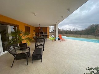 Istra, Savičenta, lepa hiša z bazenom, 200m2 + 800m2 vrta!