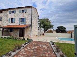 Prodaja, Kaštelir, Prenovljena dvojna kamnita hiša z bazenom, KOP-779