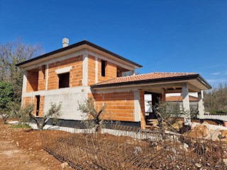 Prodaja – Hiša v roh bau fazi z bazenom v okolici Poreča, KOP-785