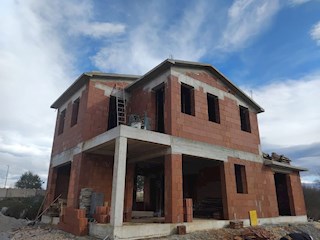 Prodaja – Muntrilj - okolica, hiša z bazenom v gradnji ( KOP-781)