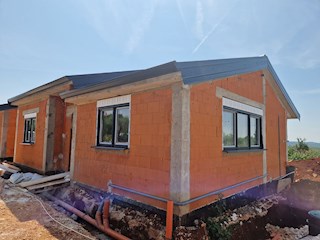 KOP-770-A, Kaštelir – Pritlična hiša na mirni lokaciji, v gradnji