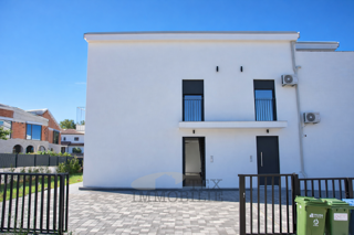 Očarljiva dvojna hiša v Poreču – mirna lokacija, 1,5 km od morja