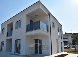 Poreč, dvojček z bazenom, 3,8 km od morja