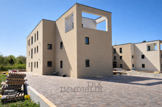 Stanovanje z vrtom in tremi spalnicami - B